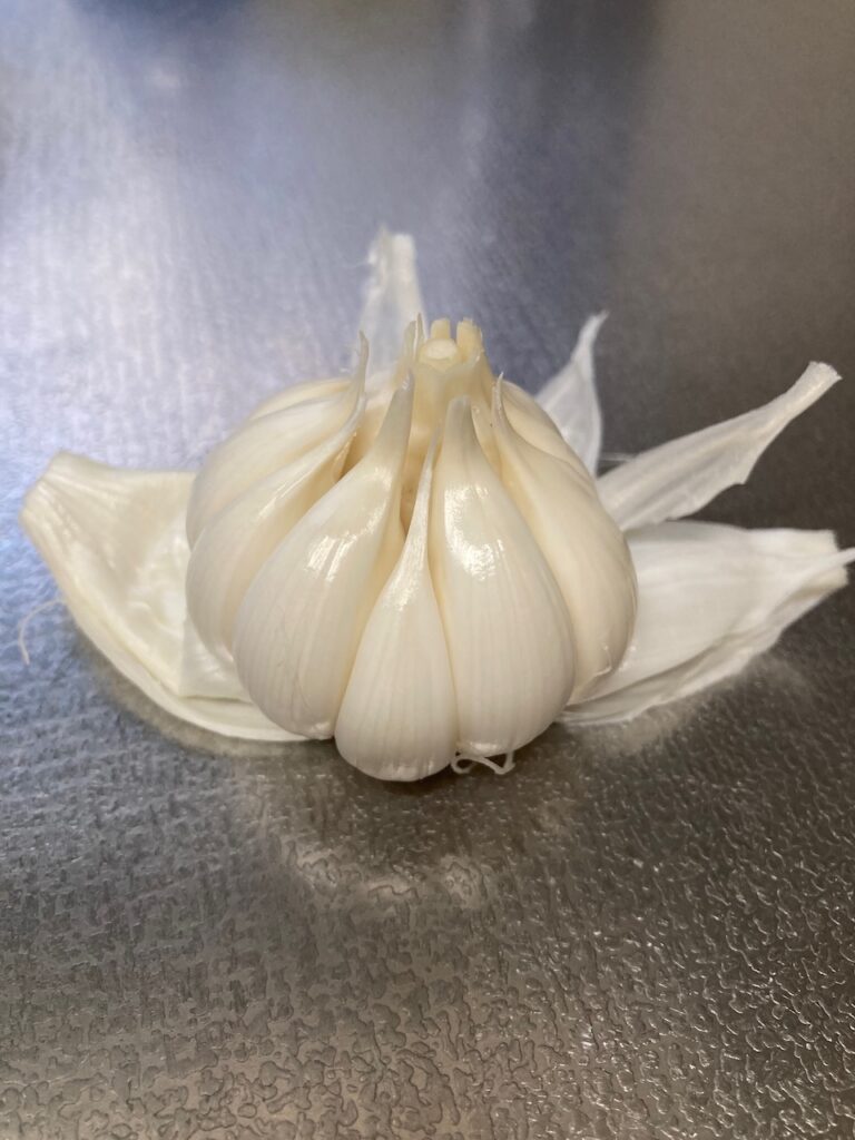 皮をむいたニンニク